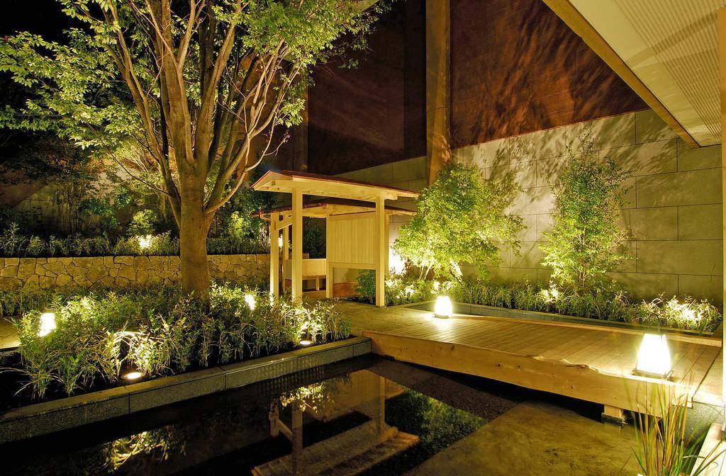 Hakone Tokinoshizuku Ξενοδοχείο Εξωτερικό φωτογραφία A Japanese garden at night