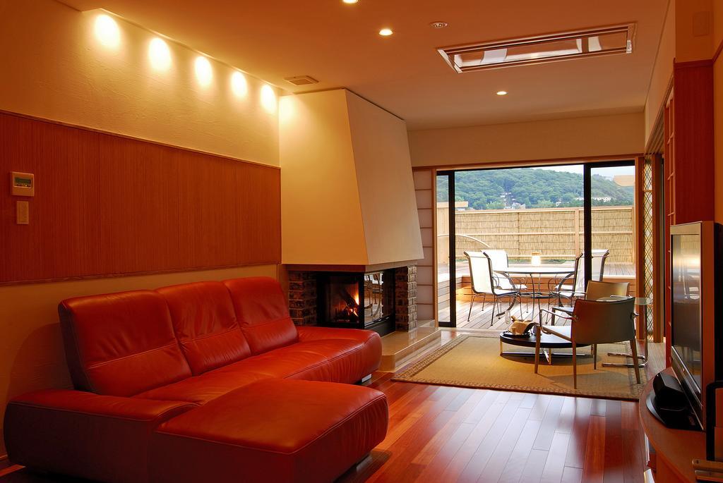 Hakone Tokinoshizuku Ξενοδοχείο Δωμάτιο φωτογραφία A living room with a fireplace